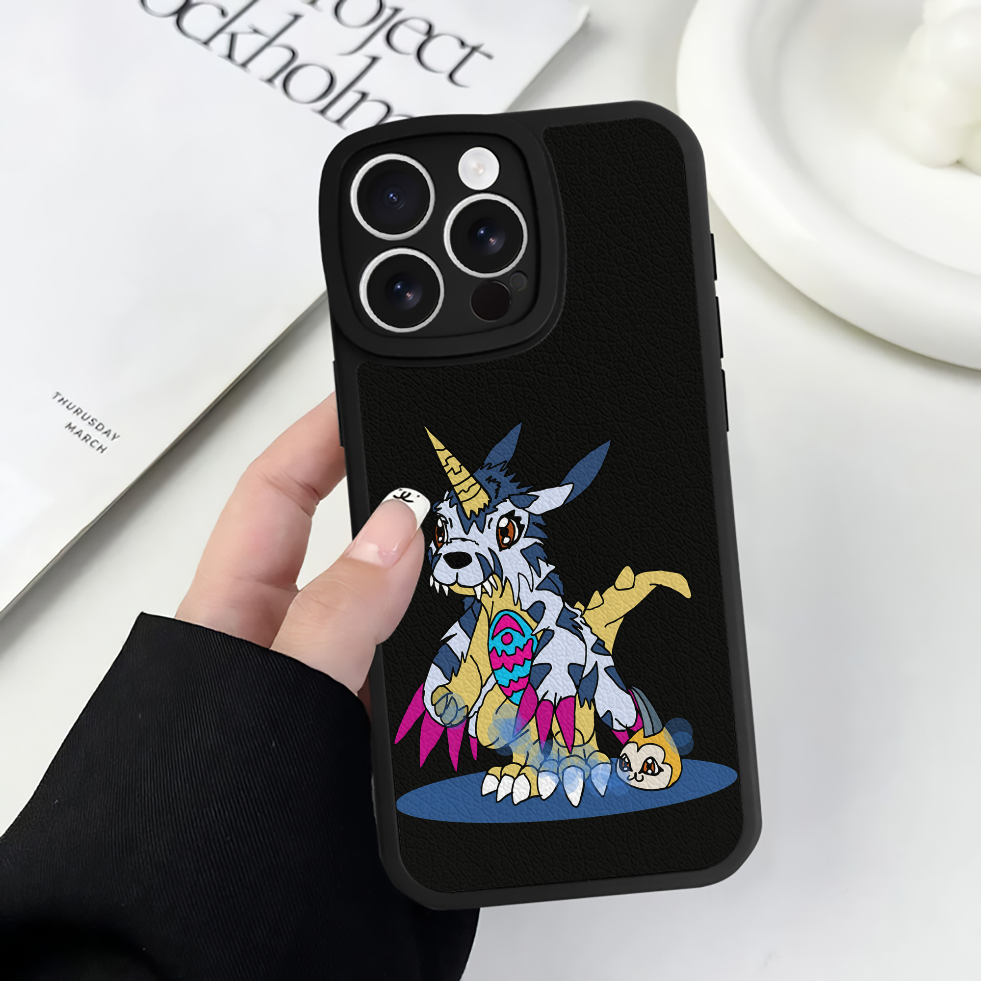 （画像用） Digimon デジタルモンスター/デジモン 【iPhone 16シリーズ対応】シリコンスマホケース（レザー調） 材質：シリコン